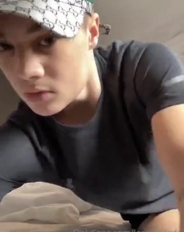 Twink dennis se masturba e mostra seu pau duro