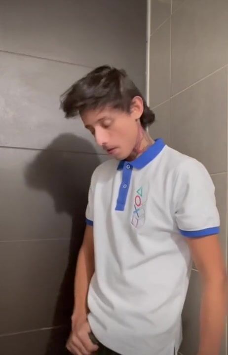 Derrick musculoso desencadeia intensa gozada com muita porra