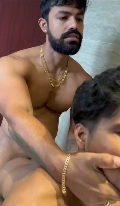 Indischer muskelmann fickt ohne gummi im badezimmer