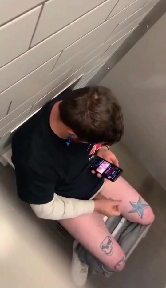 Deutscher spion in der toilette #1 (caught 6 guys jerking off)