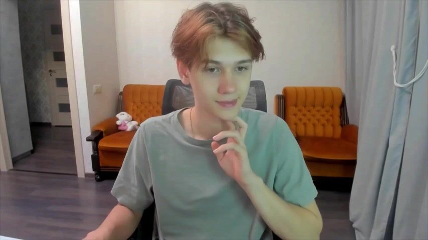 Benjamín desnudo debuta en cámara en un espectáculo de músculos twi...