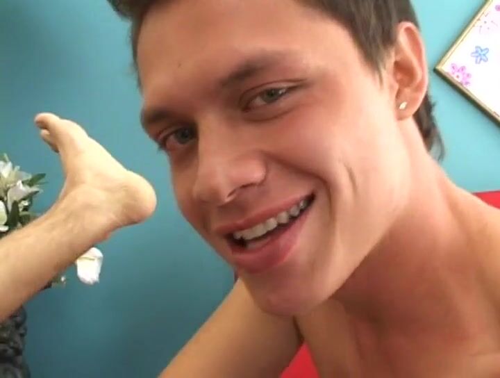 Adolescente latino pasivo ansioso por polla en videos porno gay