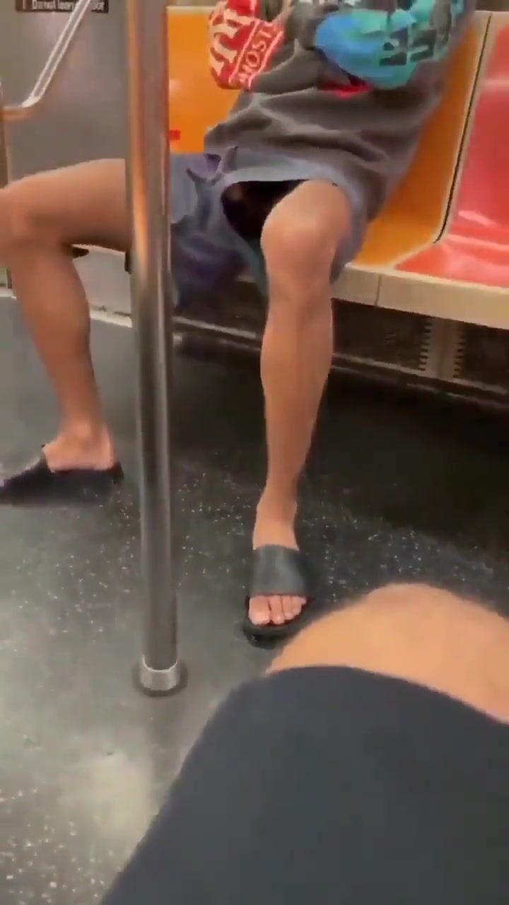 从他裤腿里露出的鼓起鸡巴