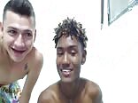 Garotos de webcam chupam pau em pornô gay