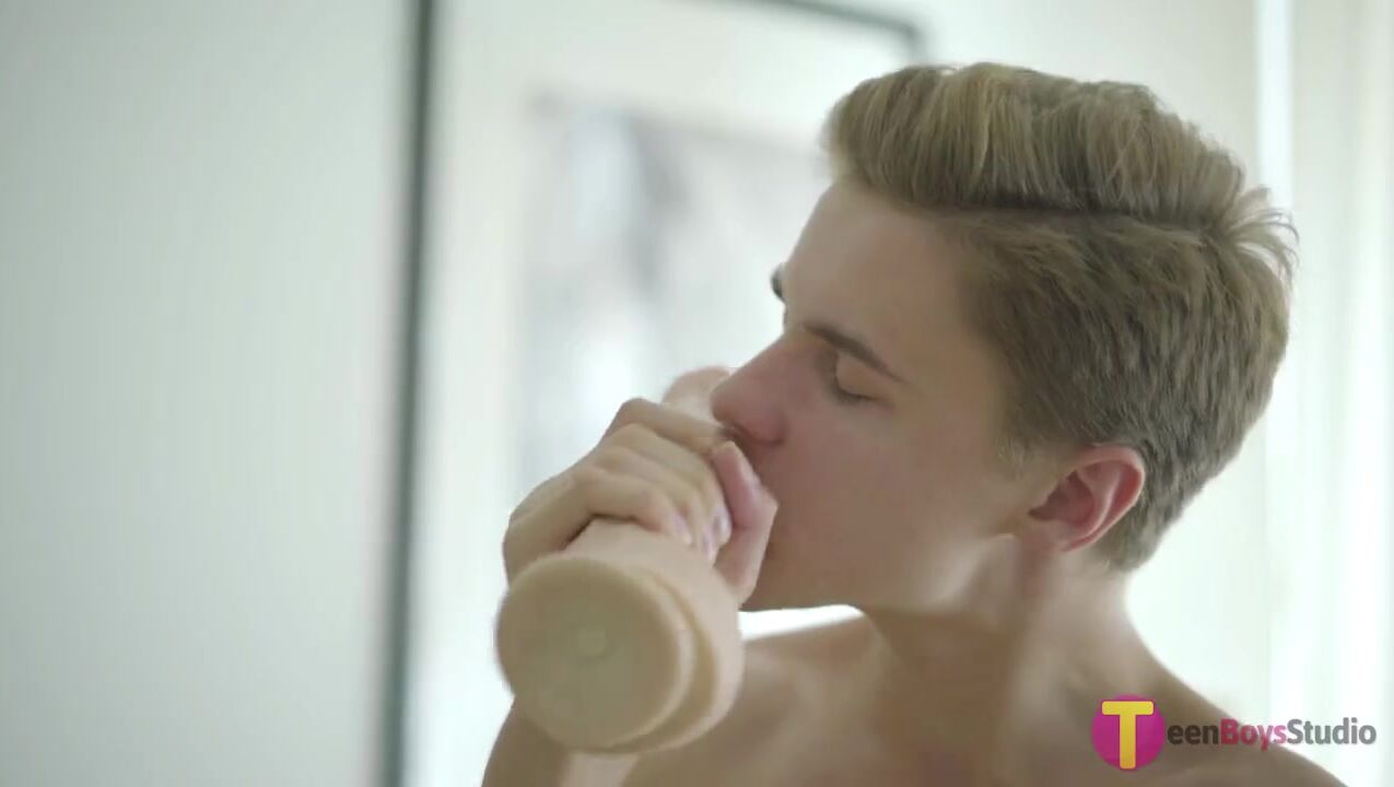 Garoto twink do dildo arrocha seu buraco perfeito