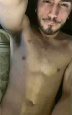 Amateur-twink steckt sich einen dildo in den arsch beim wichsen