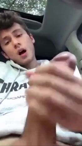 Dimitri acaricia seu pau no carro