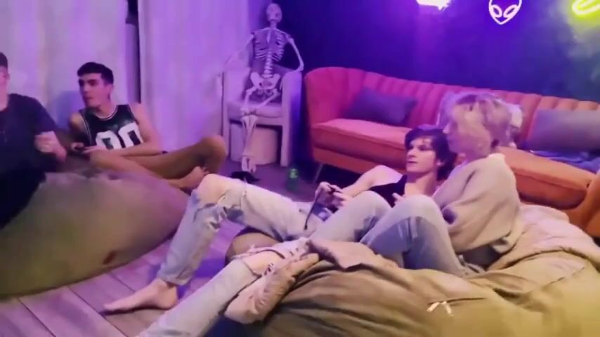 男孩们放弃电子游戏，改看群交色情片