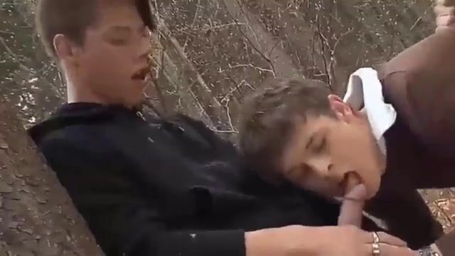 Tres chicos follan en el bosque