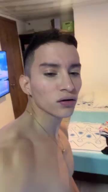 Hübscher junge dnz zeigt die ware