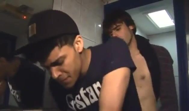 Public lav cruising: dnz pounds boys