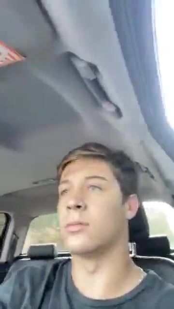 Ado dnz branle sa queue en voiture