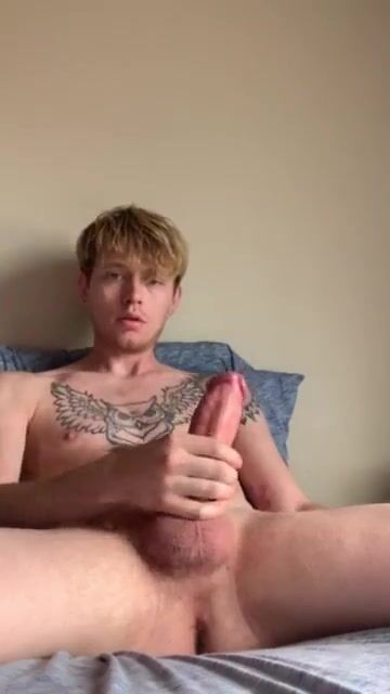 Blond tatoué me fait jouir