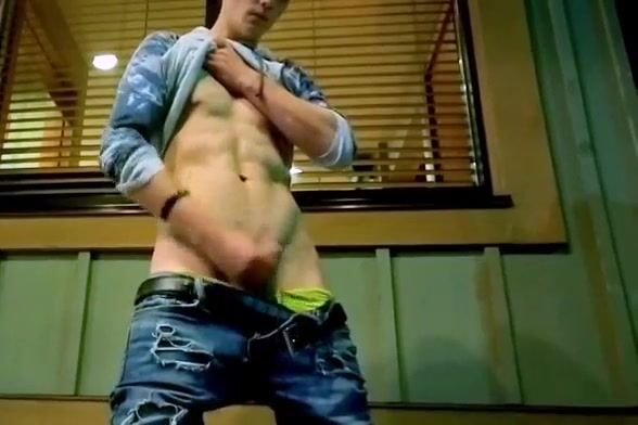 Muskulöser twink-daddy ohne gummi, schwanz ohne scham