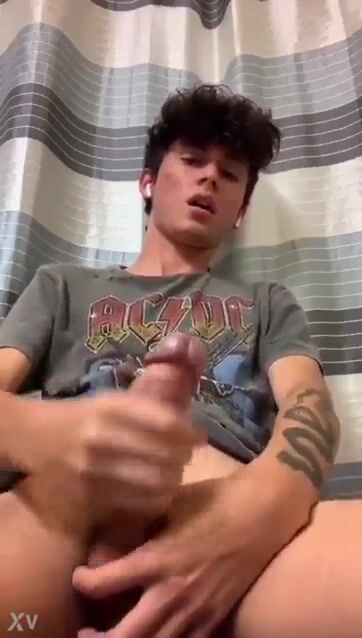 漂亮男孩射精很用力