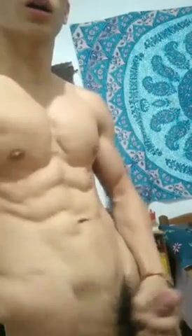 Sexy fitter asiatischer typ dnz zeigt es vor der kamera