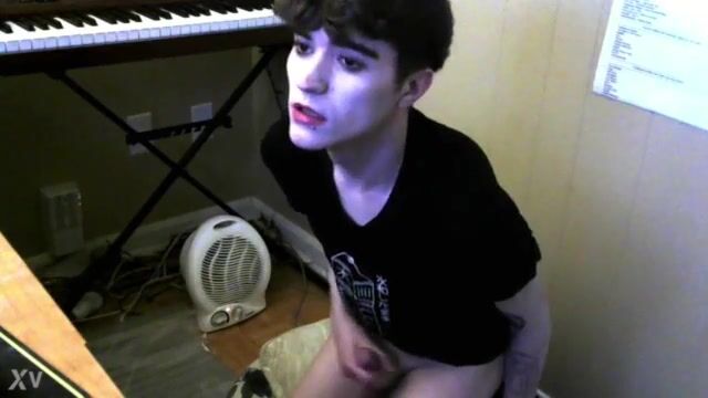 Dnz sexy lad cums on cam