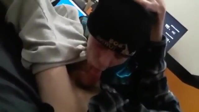 Sexy twink bläst seinem kumpel