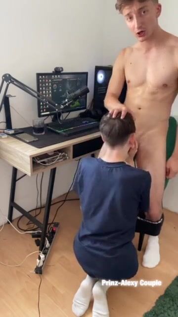 Twink lutscht den schwanz seines besten kumpels