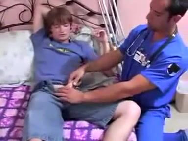 筋肉医者パパに生で突かれる少年ツインク