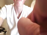 孤独的少年抚摸他坚硬的阴茎