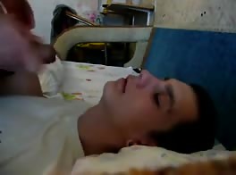 Chico borracho desmayado en casa de papi