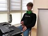 下课了，现在看 gay 片打飞机
