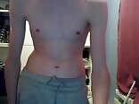 Adolescente magrelo chupa seu pau grande na webcam
