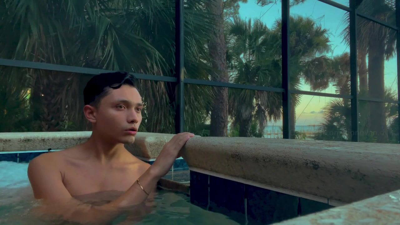 Donovan se pajea al lado de la piscina