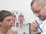 O exame do médico corre muito bem para estes rapazes