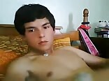 Ado rêveur se branle la bite bien dure