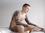 Tätowierter gay-streamer zeigt sich vor der cam