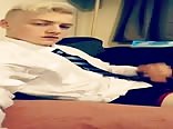 金发男穿着衣服自慰