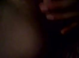 Garoto bêbado desmaiado apalpado e acariciado enquanto dormia
