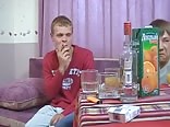 Betrunkener typ bekommt rohen schwanz