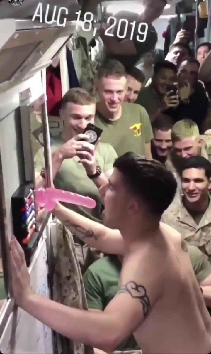 Soldat bourré suce gode en gorge profonde