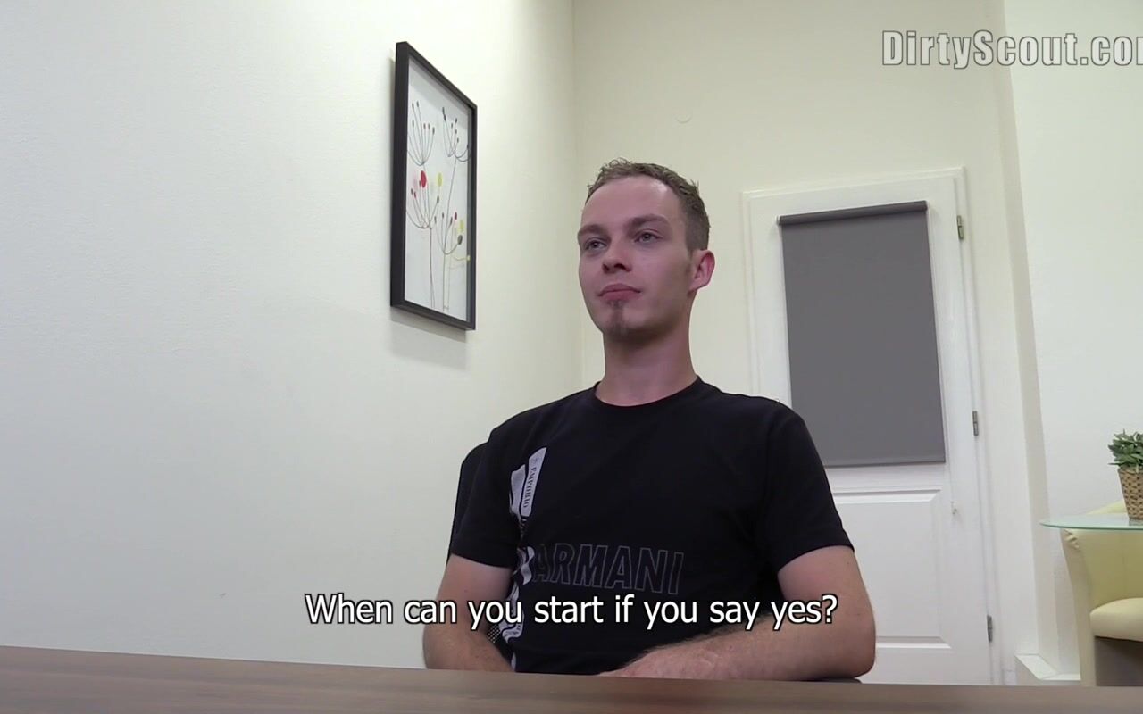 أب عضلي ينيك شاباً بدون واقي