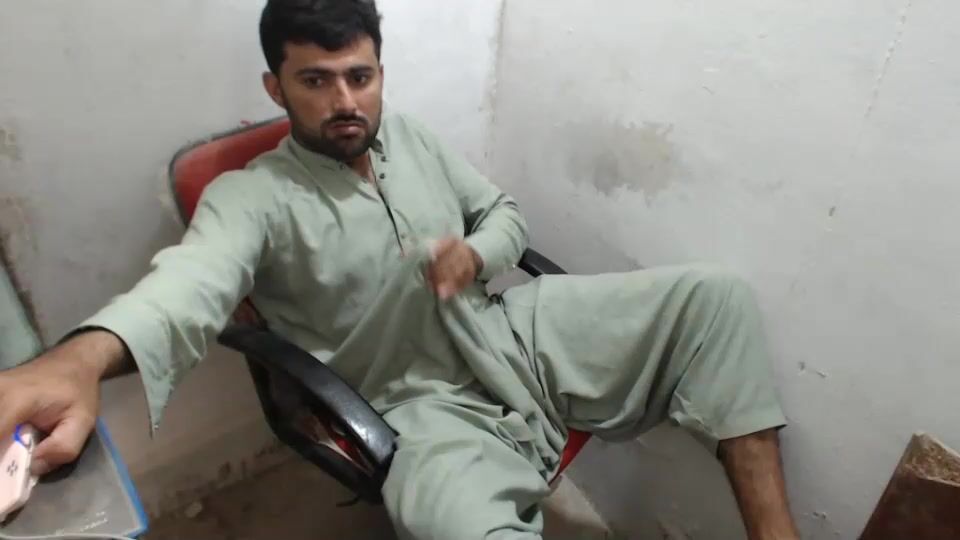 Dubai guy jerks off in mobile phone shop