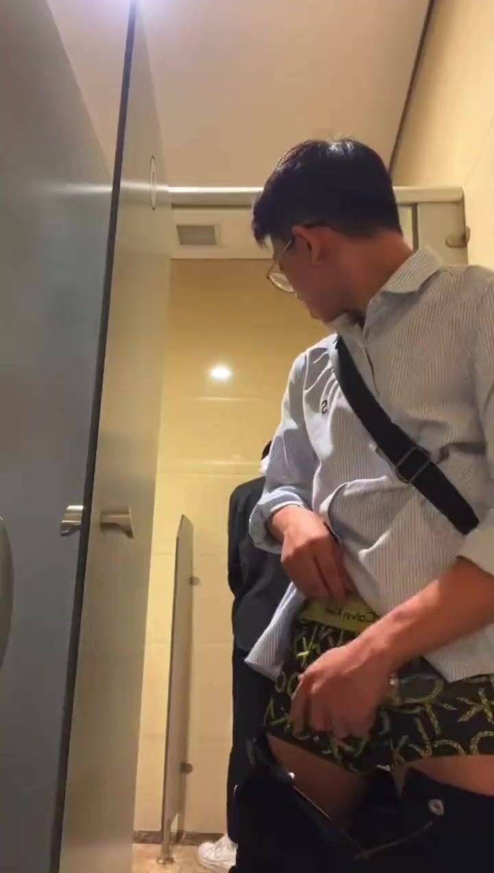 Chico noble pajea a papá musculoso en baño