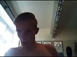 Ado canon qui se suce presque pris en train de se branler