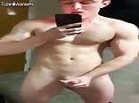 إباحية أولاد المرآة: رجل يقذف حملة لذيذة من مني الزب