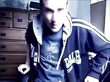 Homem assiste câmera pornô gay enquanto se masturba