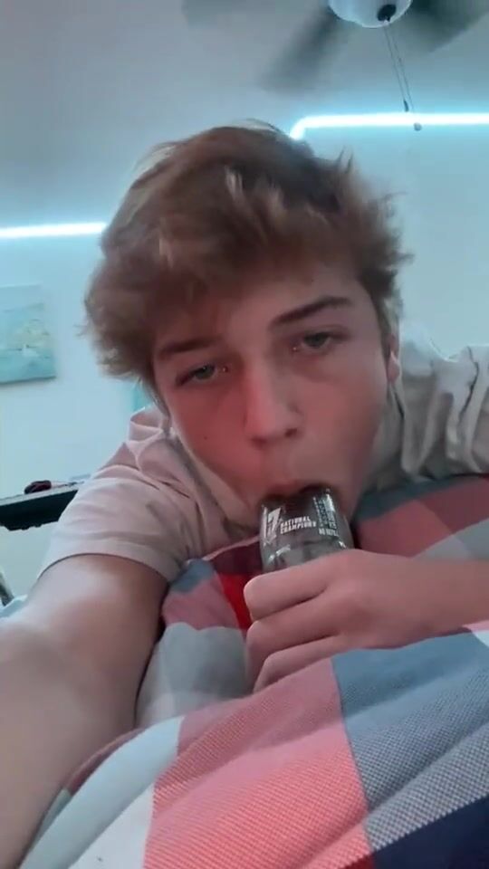 Coke bottle cock sucked by dude