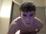 شاب يستمني أونلاين مع بنات وأولاد في لقاء جنسي إباحي