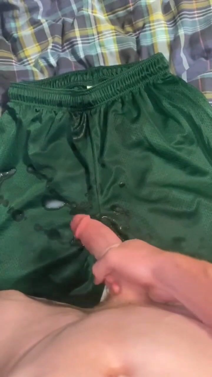 Dude likes to cum on clothes yummy