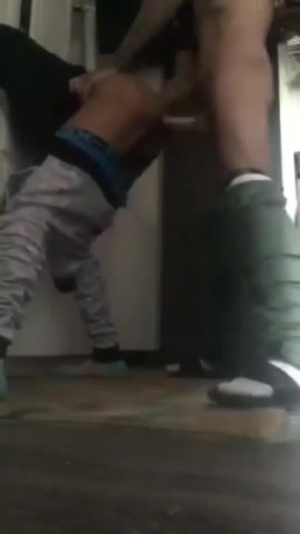 Cara cheio de porra levando pica
