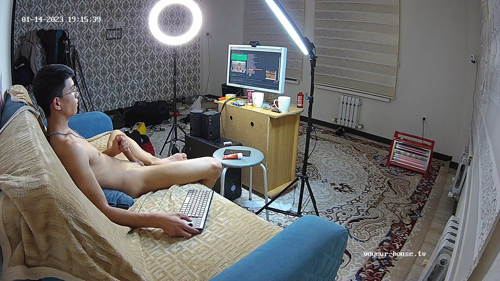 Spy cam catches dude returning the favor