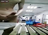 Ado se fait toucher le paquet en slip avec d'autres présents