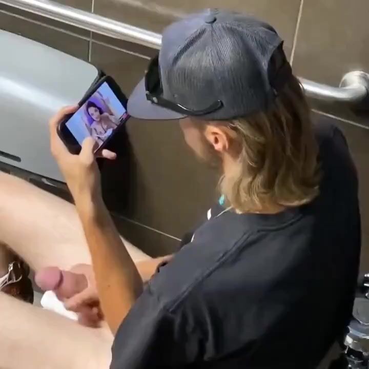 直男色情亭摄像头拍到男人射精
