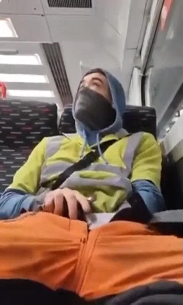 Twink holandés se masturba en el tren